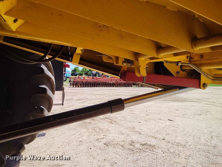 image for item ED0143 2005 New Holland CR960 combine