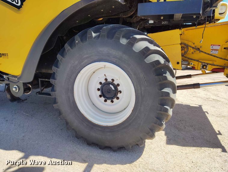 image for item ED0143 2005 New Holland CR960 combine