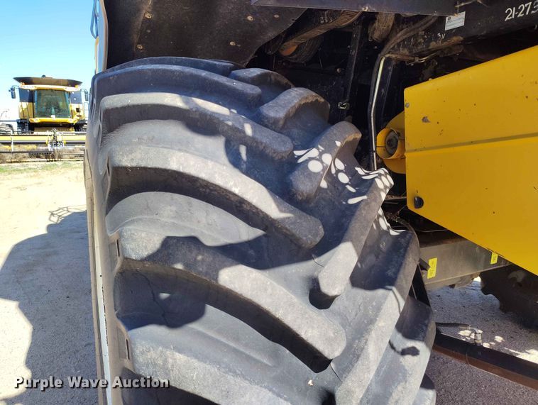 image for item ED0143 2005 New Holland CR960 combine