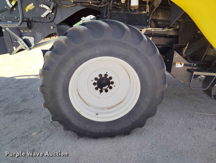 image for item ED0143 2005 New Holland CR960 combine