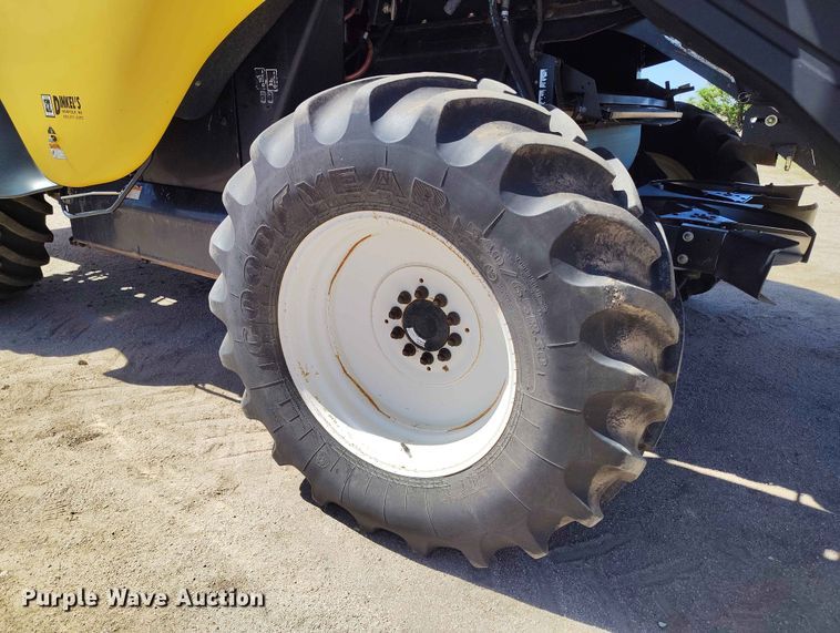 image for item ED0143 2005 New Holland CR960 combine