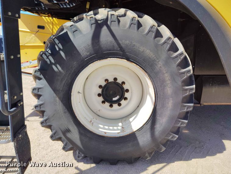 image for item ED0143 2005 New Holland CR960 combine