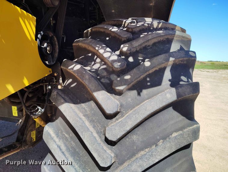image for item ED0143 2005 New Holland CR960 combine