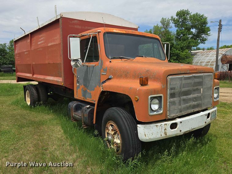 image for item ER1683 1981 International 1854 grain truck