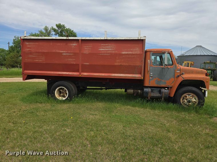 image for item ER1683 1981 International 1854 grain truck