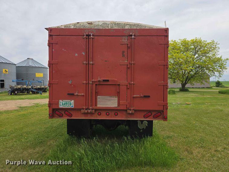 image for item ER1683 1981 International 1854 grain truck