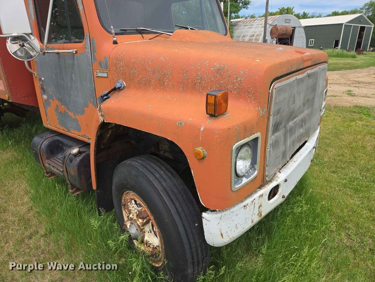 image for item ER1683 1981 International 1854 grain truck