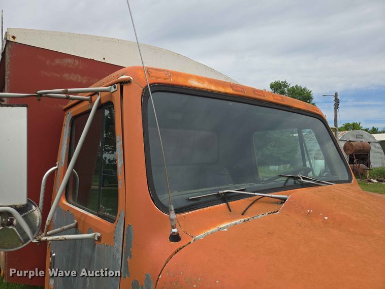 image for item ER1683 1981 International 1854 grain truck