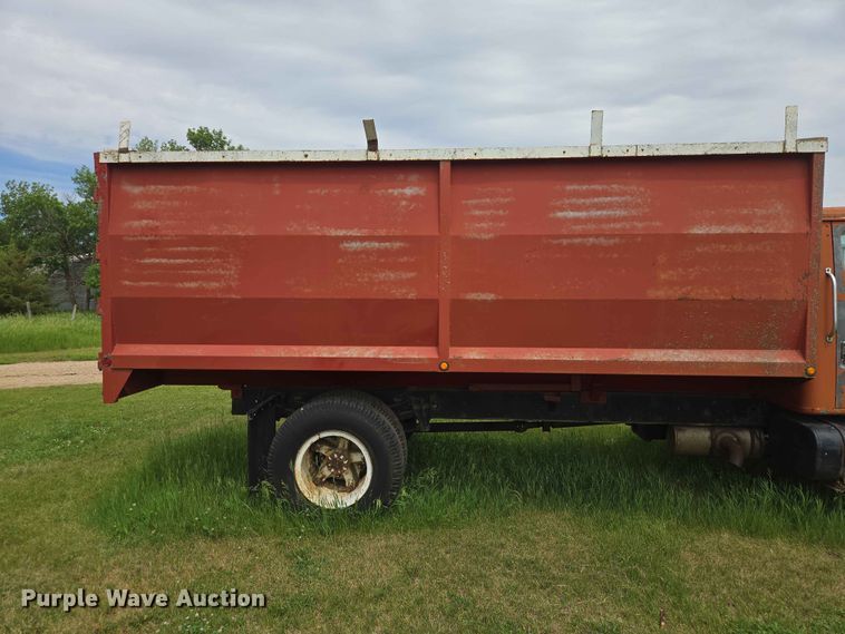 image for item ER1683 1981 International 1854 grain truck