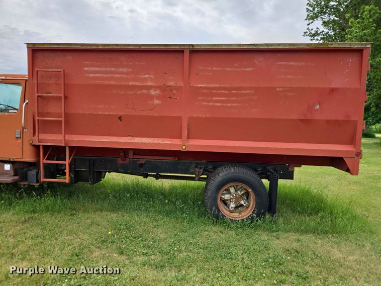 image for item ER1683 1981 International 1854 grain truck
