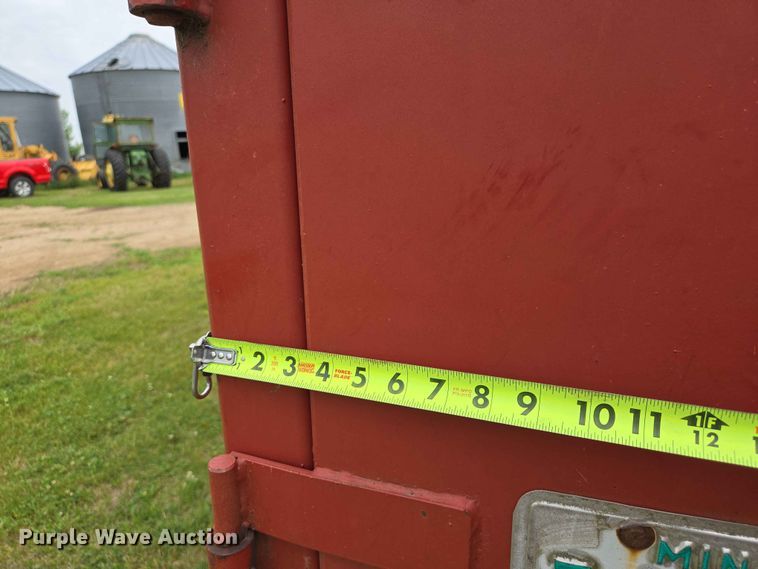 image for item ER1683 1981 International 1854 grain truck