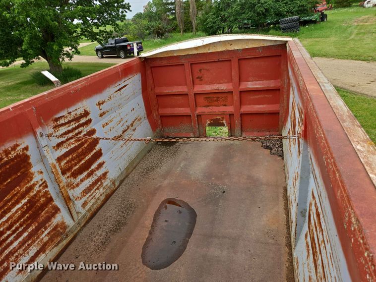 image for item ER1683 1981 International 1854 grain truck
