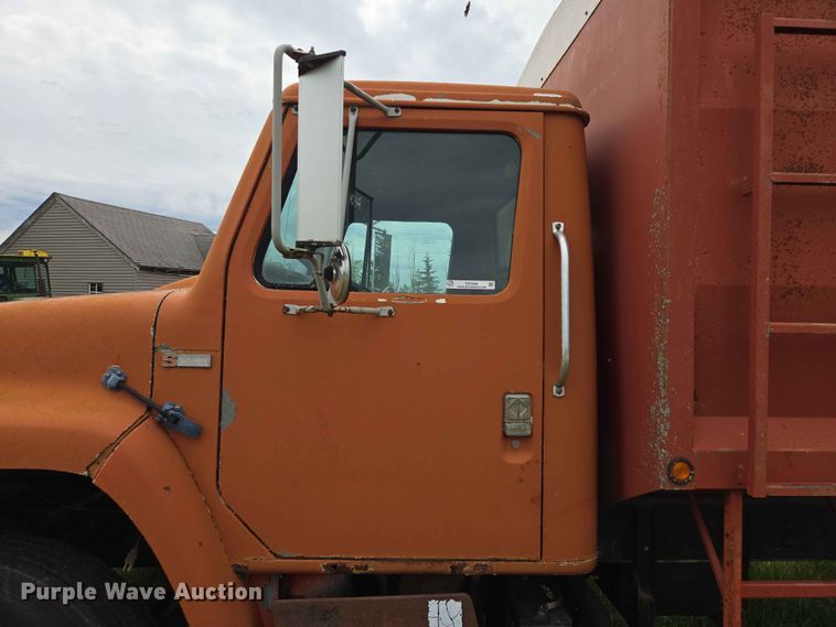 image for item ER1683 1981 International 1854 grain truck