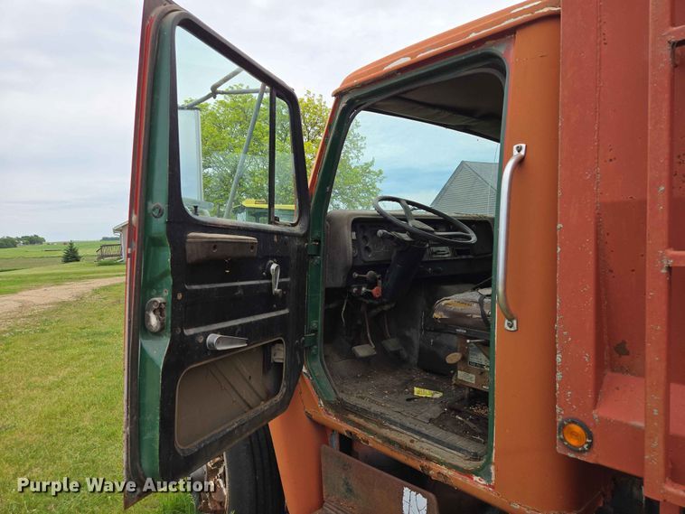 image for item ER1683 1981 International 1854 grain truck