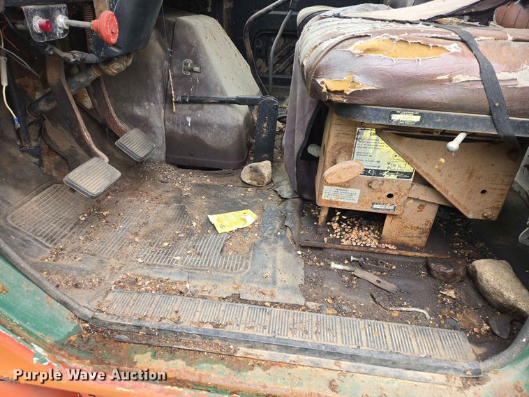 image for item ER1683 1981 International 1854 grain truck