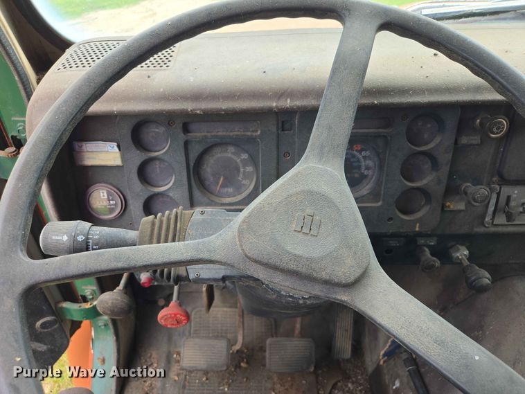 image for item ER1683 1981 International 1854 grain truck