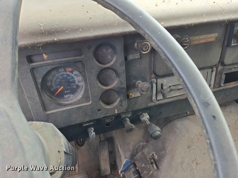 image for item ER1683 1981 International 1854 grain truck