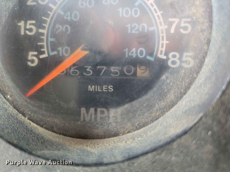image for item ER1683 1981 International 1854 grain truck