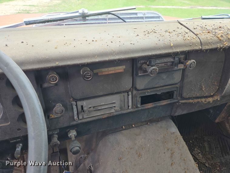 image for item ER1683 1981 International 1854 grain truck