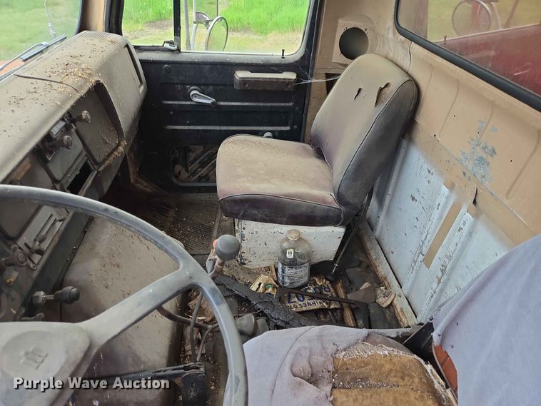 image for item ER1683 1981 International 1854 grain truck