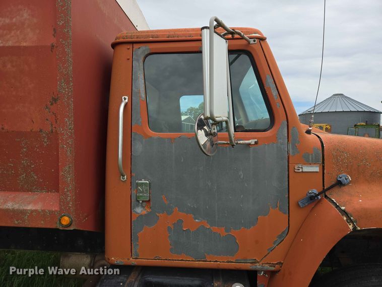 image for item ER1683 1981 International 1854 grain truck