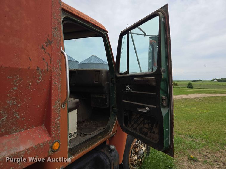 image for item ER1683 1981 International 1854 grain truck