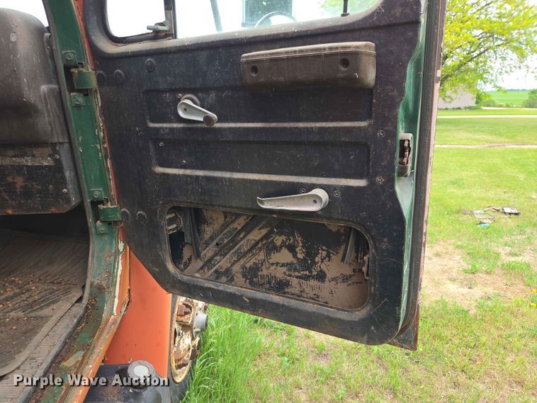 image for item ER1683 1981 International 1854 grain truck