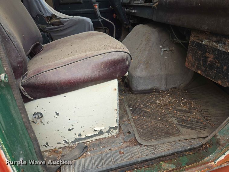 image for item ER1683 1981 International 1854 grain truck