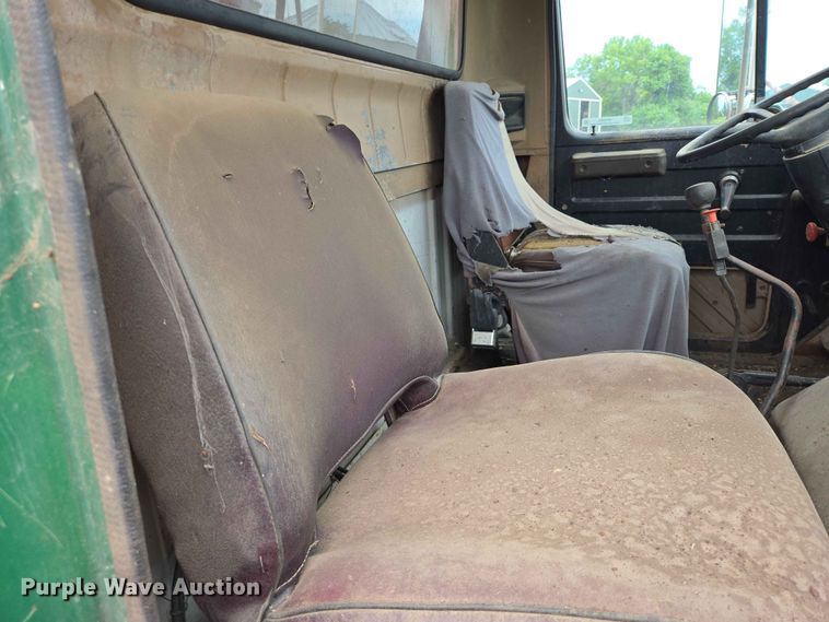 image for item ER1683 1981 International 1854 grain truck
