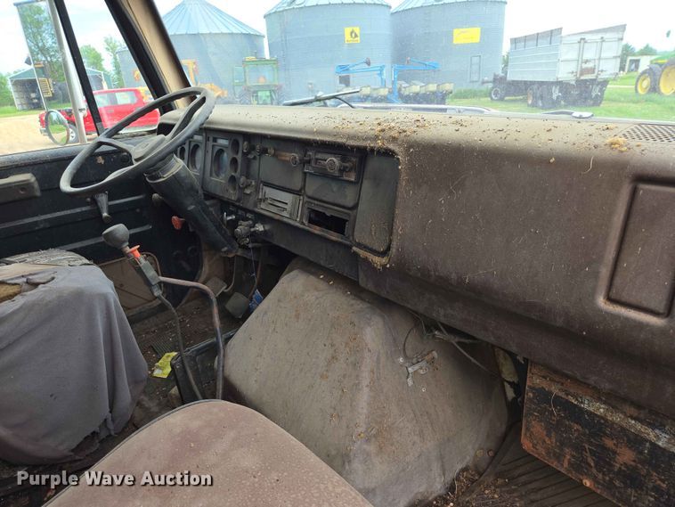 image for item ER1683 1981 International 1854 grain truck