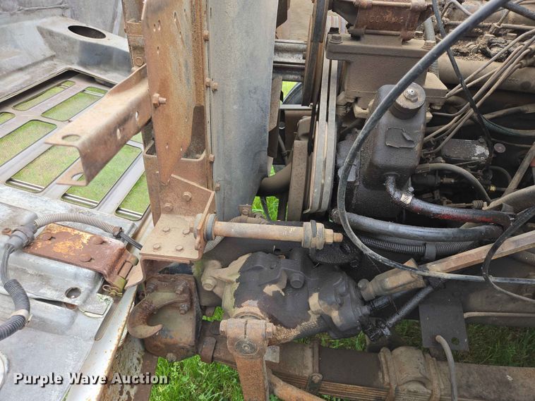image for item ER1683 1981 International 1854 grain truck