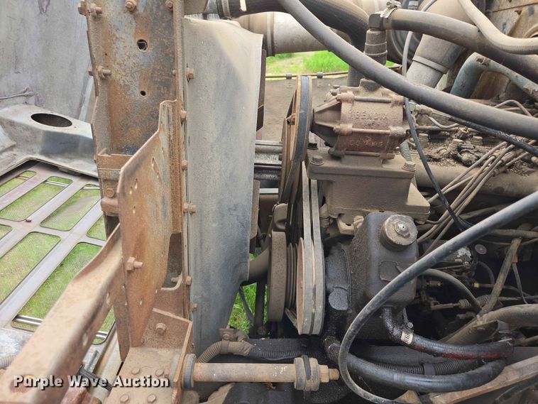 image for item ER1683 1981 International 1854 grain truck
