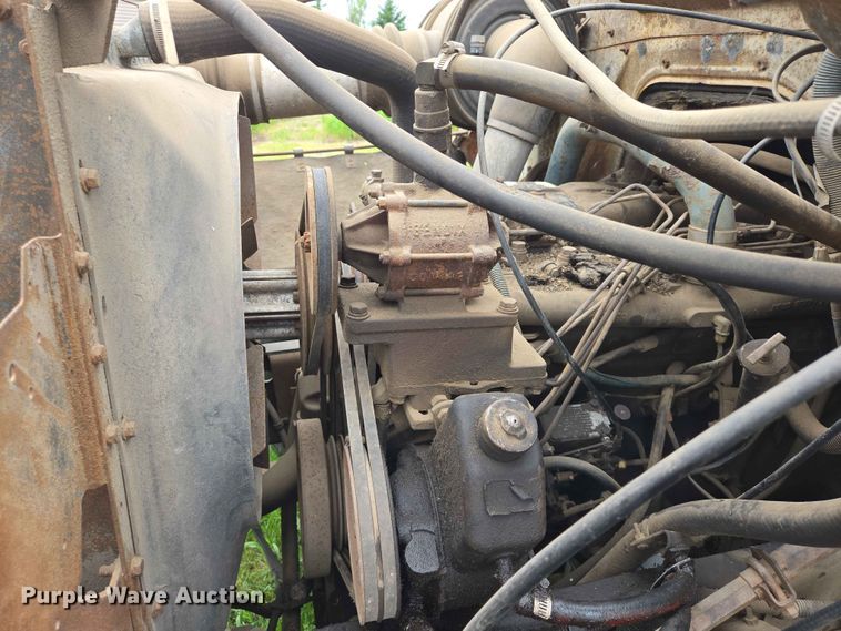 image for item ER1683 1981 International 1854 grain truck