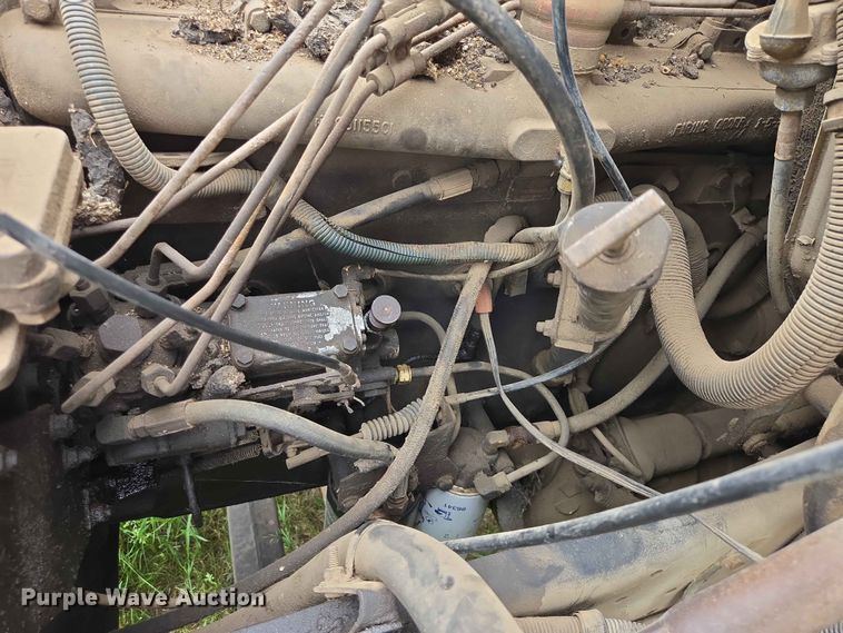 image for item ER1683 1981 International 1854 grain truck
