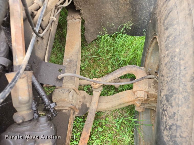 image for item ER1683 1981 International 1854 grain truck