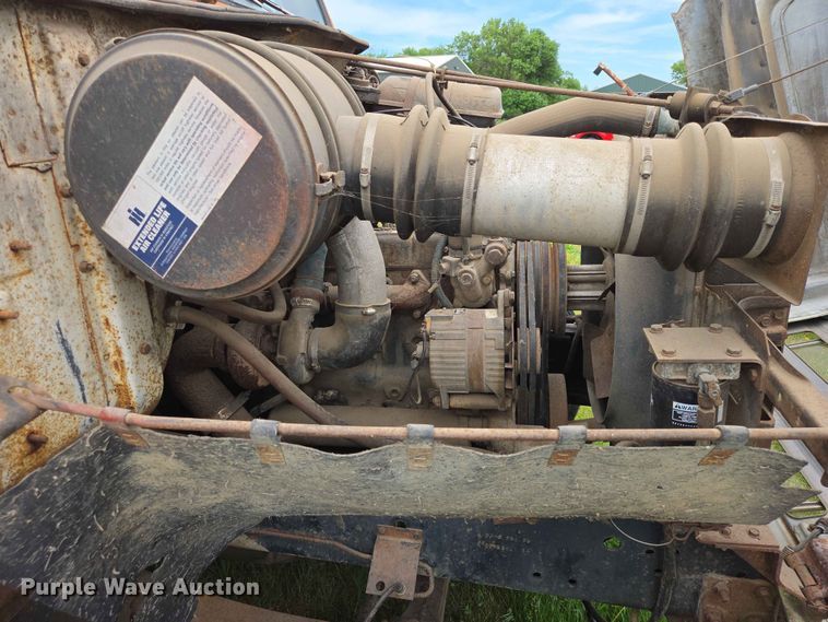 image for item ER1683 1981 International 1854 grain truck