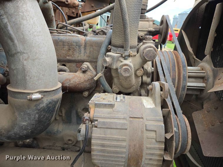 image for item ER1683 1981 International 1854 grain truck
