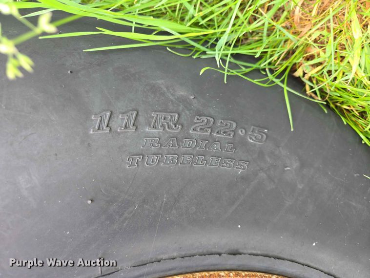 image for item ER1683 1981 International 1854 grain truck