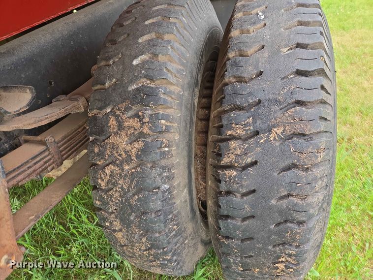 image for item ER1683 1981 International 1854 grain truck
