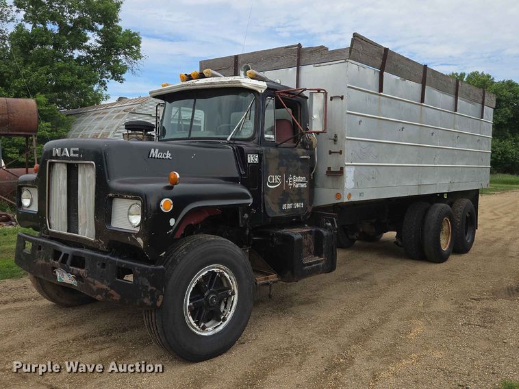 image for item ER1685 1975 Mack R68 grain truck