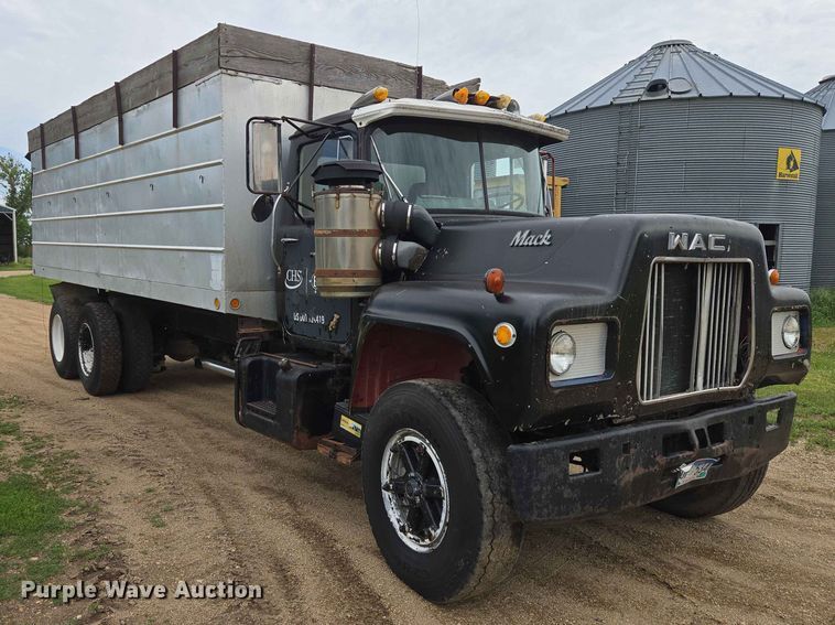 image for item ER1685 1975 Mack R68 grain truck