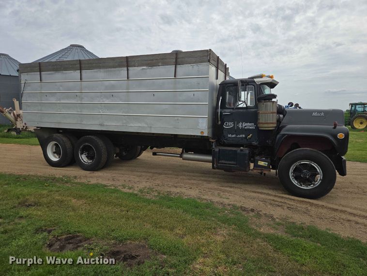 image for item ER1685 1975 Mack R68 grain truck