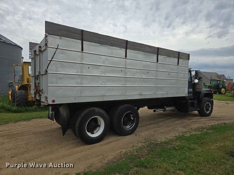 image for item ER1685 1975 Mack R68 grain truck