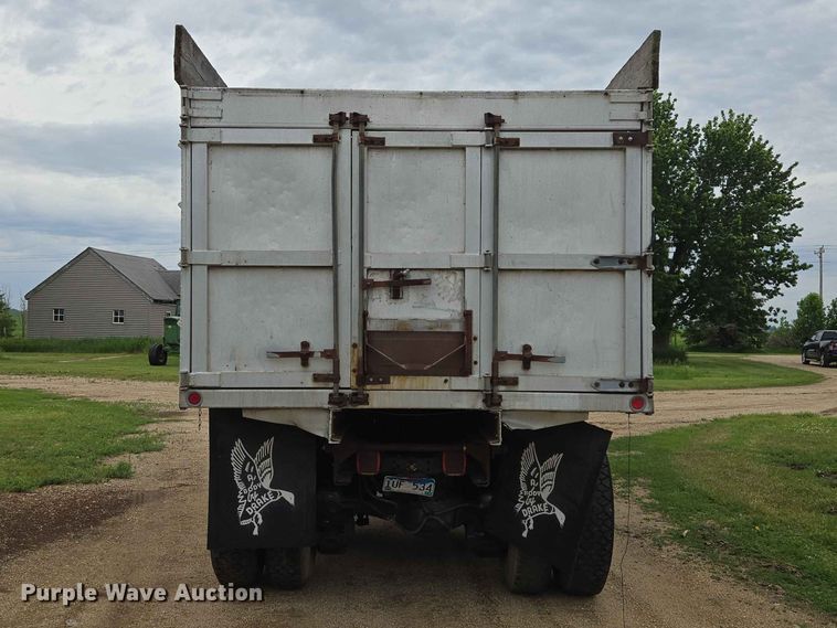 image for item ER1685 1975 Mack R68 grain truck