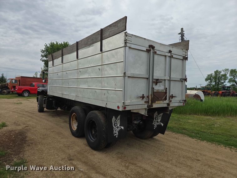 image for item ER1685 1975 Mack R68 grain truck