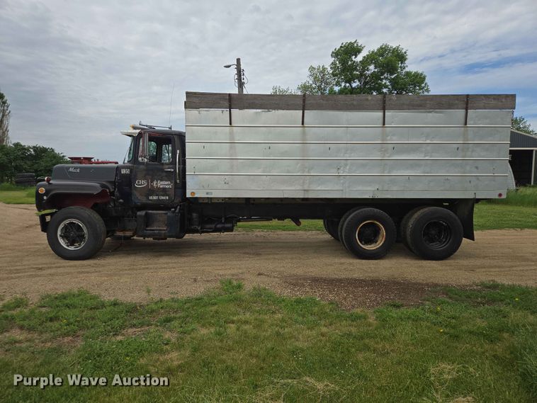 image for item ER1685 1975 Mack R68 grain truck