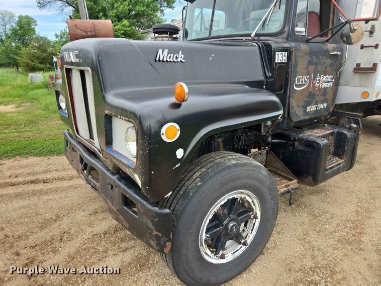 image for item ER1685 1975 Mack R68 grain truck
