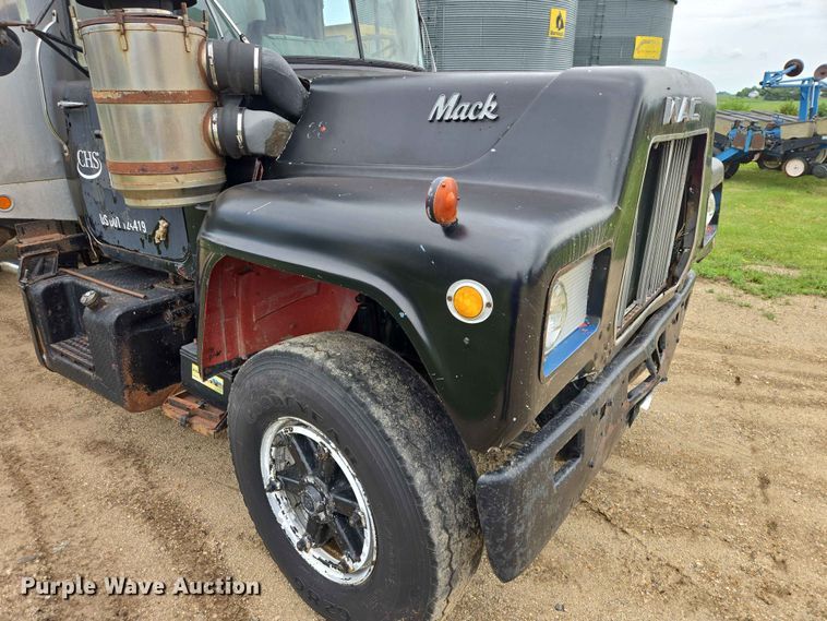 image for item ER1685 1975 Mack R68 grain truck