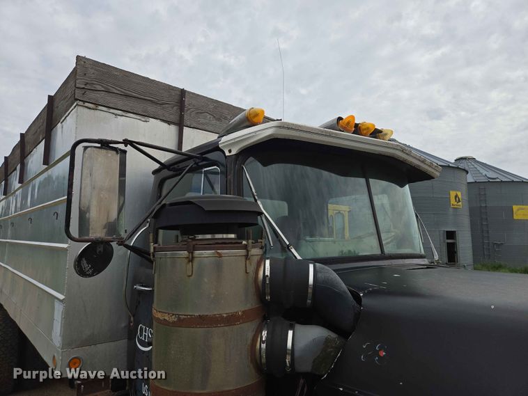 image for item ER1685 1975 Mack R68 grain truck