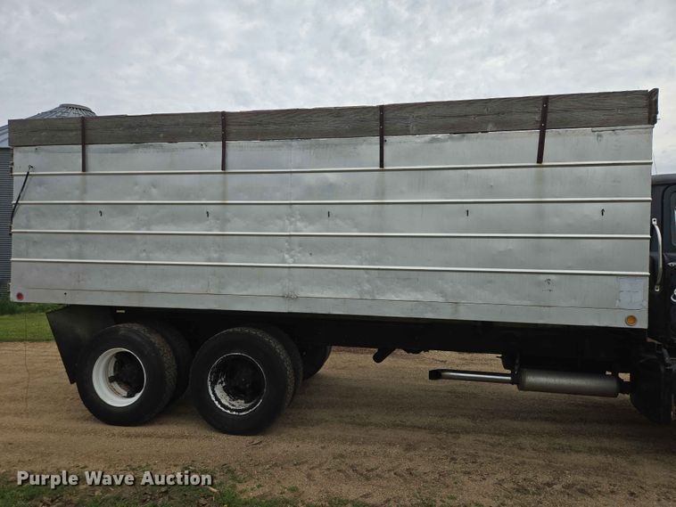 image for item ER1685 1975 Mack R68 grain truck